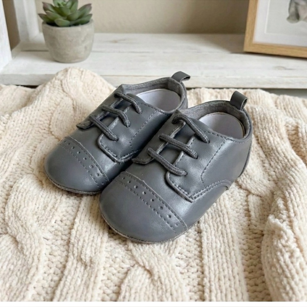 NWT- LITTLE TREASURES SOFT BOTTOM LACE UP SHOES FOR HIM. SIZE: 12-18 months.GRAY